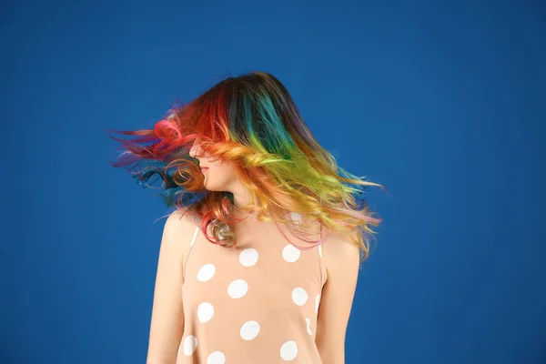 Mulher com cabelo tingido colorido — Fotografia de Stock