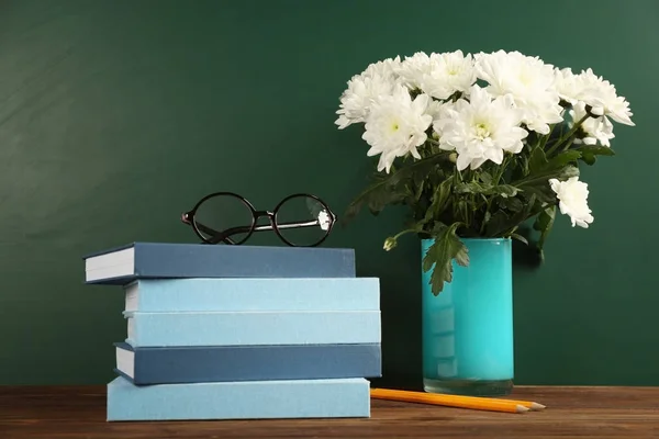 Boeket van bloemen en boeken — Stockfoto