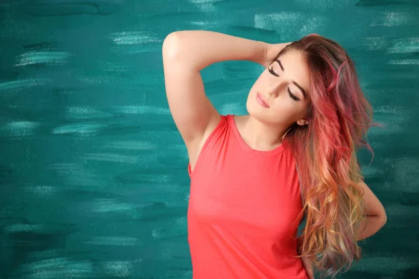 Donna con capelli colorati tinti — Foto Stock