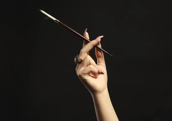 Mano con soporte para cigarrillos — Foto de Stock