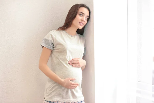 Belle femme enceinte à la maison — Photo