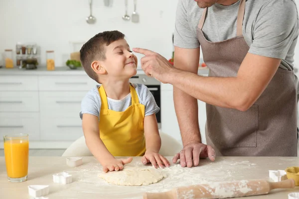 Padre e hijo cocinando juntos en la cocina —  Fotos de Stock