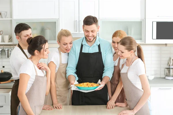 Erkek Şef Grup Sınıflar Yemek Lezzetli Pasta Ile Insan — Stok fotoğraf