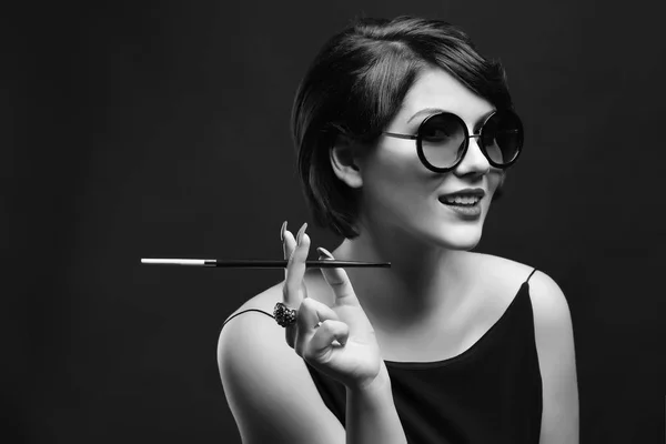 Mujer fumando con soporte para cigarrillos — Foto de Stock