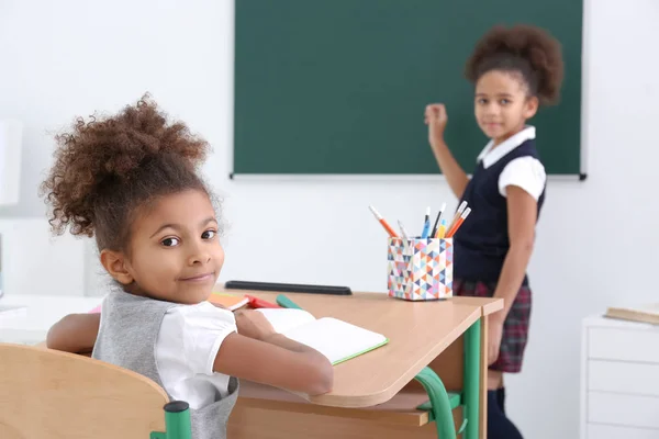 Söta afro-amerikanska flickor i klassrummet — Stockfoto