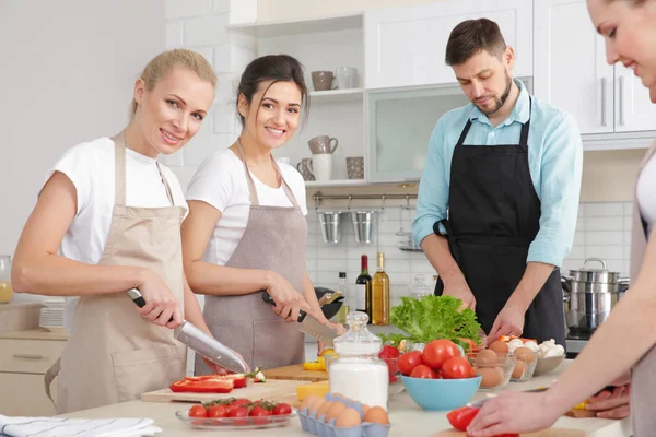 Chefe masculino e grupo de pessoas em aulas de culinária — Fotografia de Stock