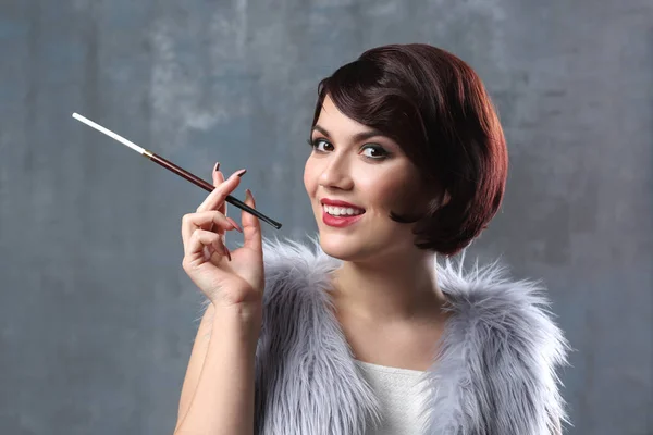 Mulher fumando com suporte de cigarro — Fotografia de Stock