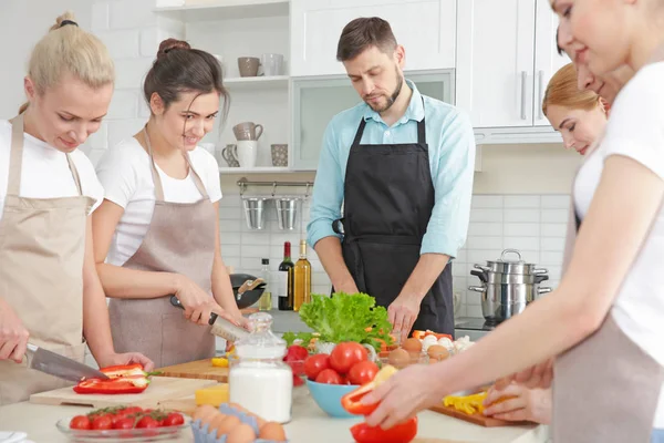 Chef e gruppo di persone ai corsi di cucina — Foto Stock