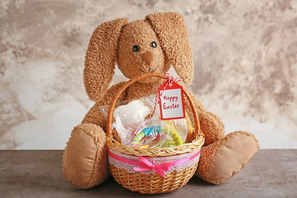 Easter basket with toy — Stock Photo, Image