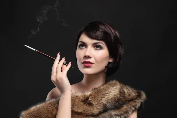 Frau raucht mit Zigarettenhalter — Stockfoto