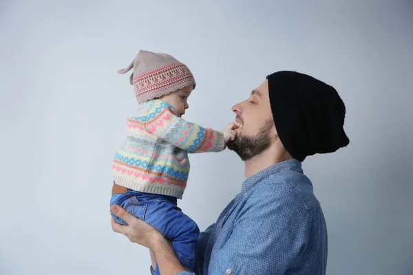 Père posant avec bébé fille mignonne sur fond clair — Photo