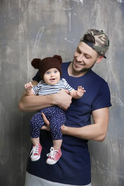 Père posant avec bébé fille mignonne sur fond de grunge — Photo