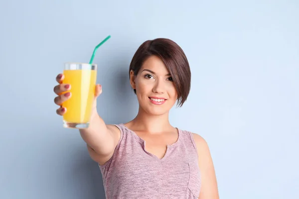 Nő egy pohár narancslével — Stock Fotó