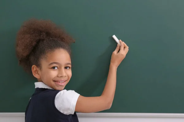 Carino afro-americano ragazza vicino lavagna — Foto Stock