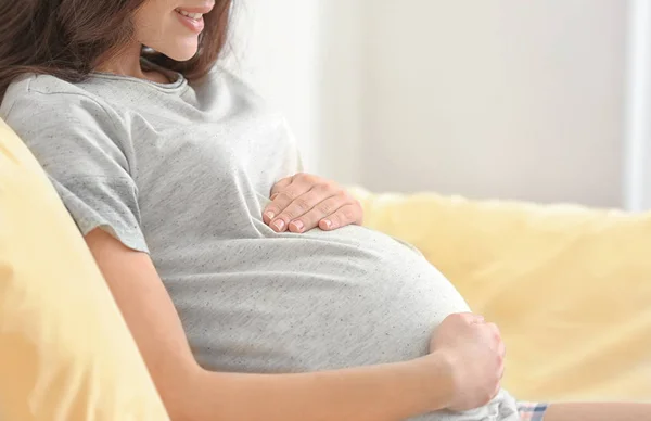 Güzel bir hamile kadın evde istirahat — Stok fotoğraf