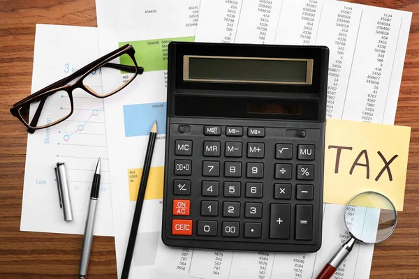 Calculadora de oficina con documentos — Foto de Stock