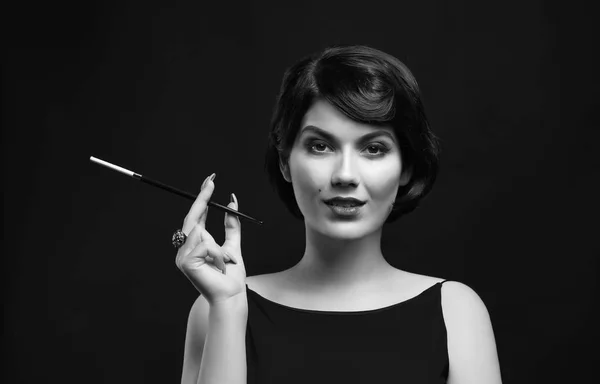 Donna che fuma con porta sigarette — Foto Stock