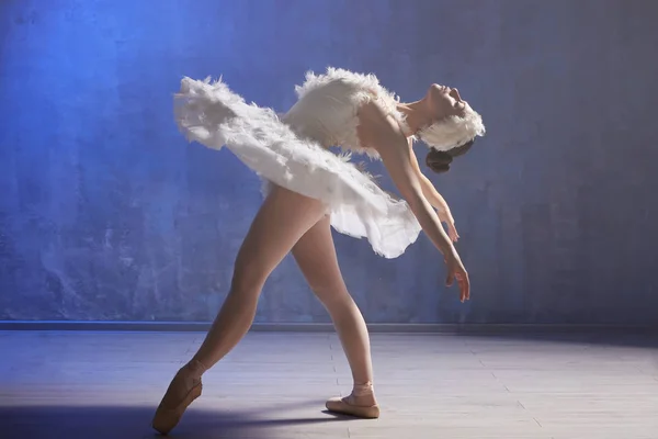 Молодая красивая балерина — стоковое фото