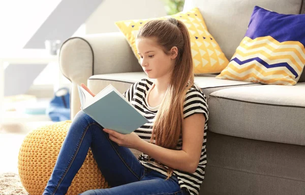 Hübsches Teenager-Mädchen — Stockfoto