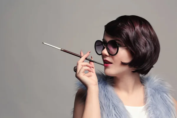 Mulher fumando com suporte de cigarro — Fotografia de Stock