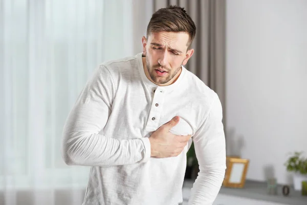 Homem tendo um ataque cardíaco em casa — Fotografia de Stock