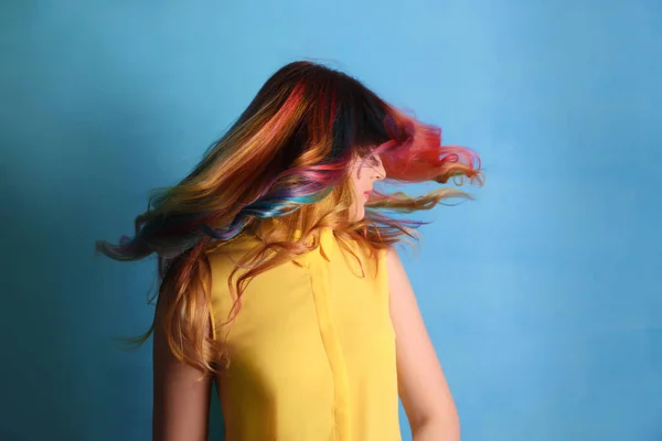 Mulher com cabelo tingido colorido — Fotografia de Stock