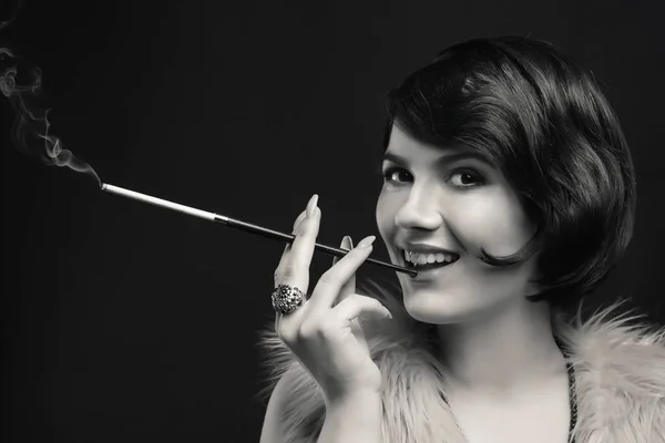 Mulher fumando com suporte de cigarro — Fotografia de Stock