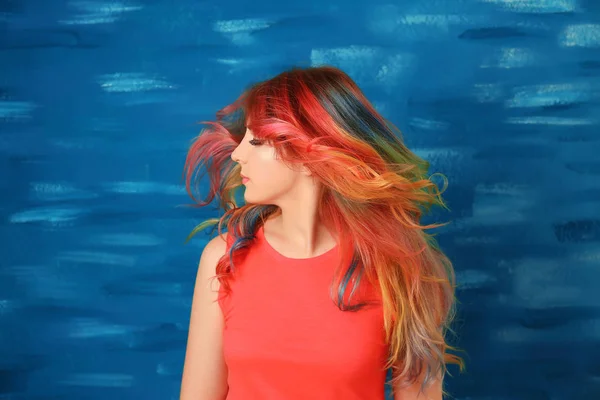 Renkli boyalı saçlı kadın — Stok fotoğraf
