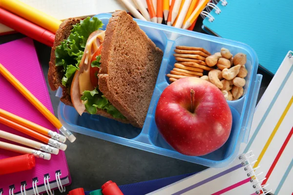 School lunch and stationery on table — Stock Photo, Image