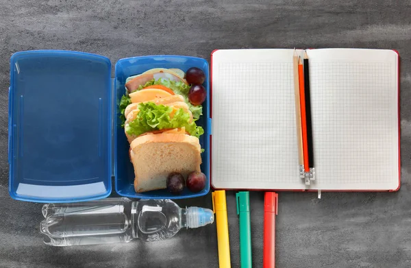 School lunch en briefpapier op tafel — Stockfoto