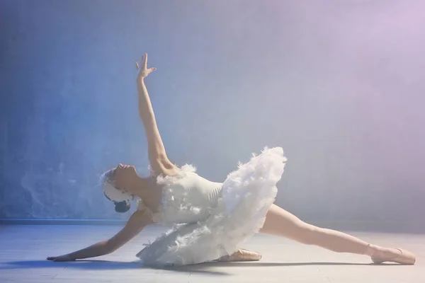 Jovem bela bailarina — Fotografia de Stock