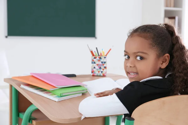 Afro-Amerikaanse meisje in de klas — Stockfoto