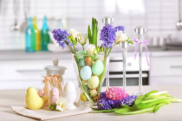Belas decorações de Páscoa na mesa — Fotografia de Stock