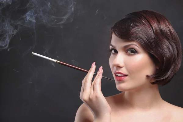 Vrouw roken met sigaret houder — Stockfoto