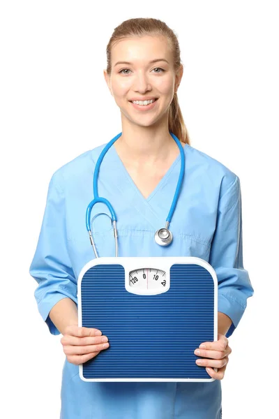 Conceito de dieta. Nutricionista feminina com escalas de chão sobre fundo branco — Fotografia de Stock