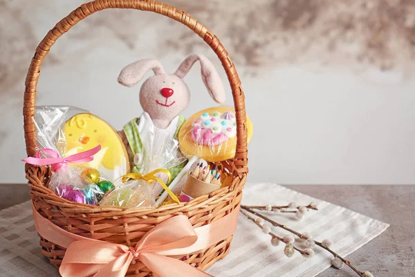 Cesto di Pasqua con giocattolo — Foto Stock