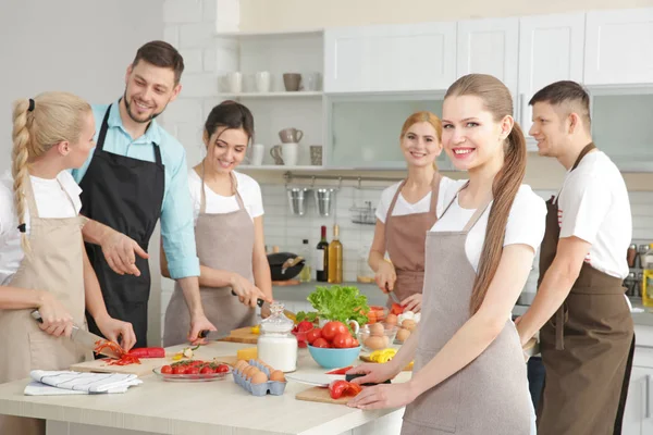 Мужской шеф-повар и группа людей на кулинарных курсах — стоковое фото