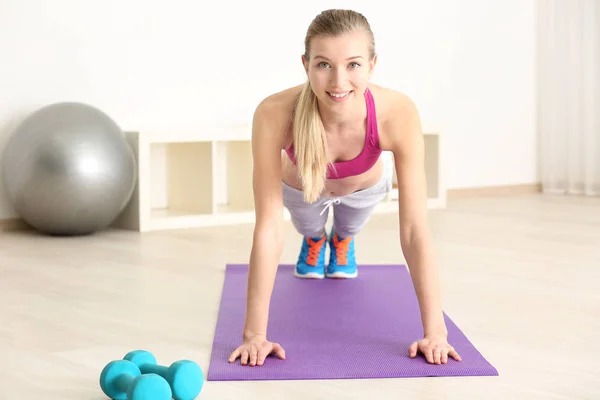 Ernährungskonzept. junge schöne Frau trainiert im Fitnessstudio — Stockfoto