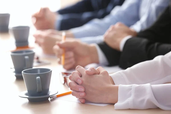 Primer plano de la gente manos en la mesa — Foto de Stock