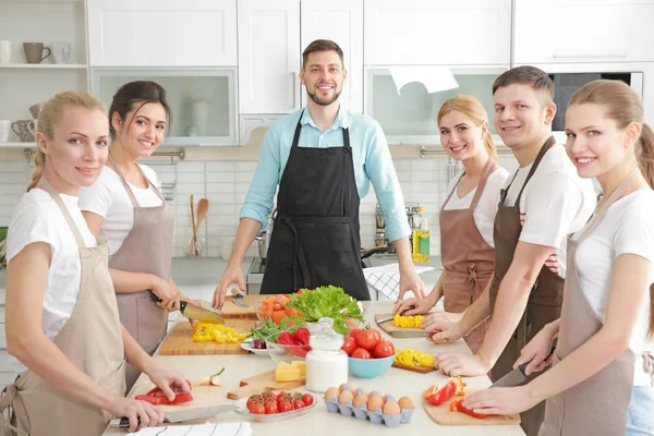 男性シェフと料理教室の人々 のグループ — ストック写真
