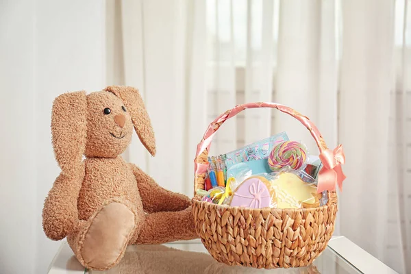 Cesta de Pascua con dulces — Foto de Stock