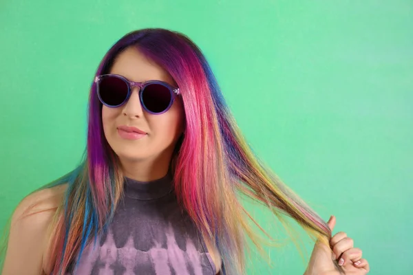 Mujer con el pelo teñido colorido —  Fotos de Stock