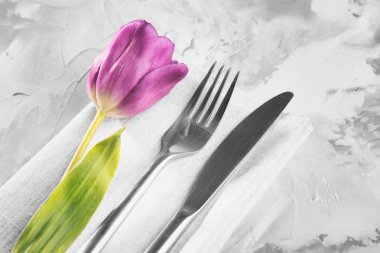 Çatal bıçak takımı ile güzel çiçek ayarla 