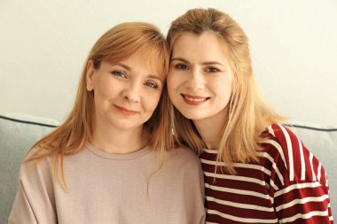 Annesi ile mutlu genç kadın 