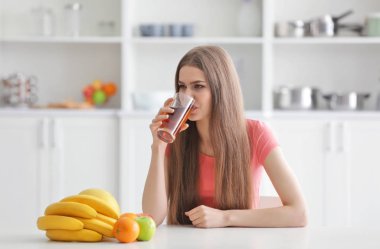 taze meyve suyu tatma kadın