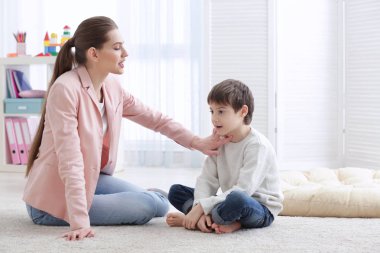 Konuşma terapisti ofisteki sevimli çocuk