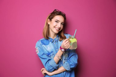 Limonata o güzel genç kadın