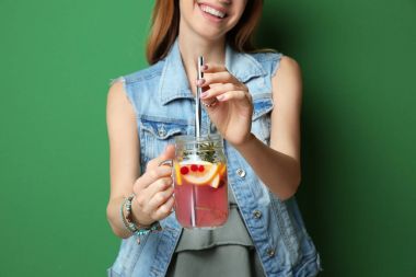 limonata ile genç kadın 