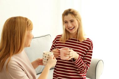 Mutlu genç kadın ve anne