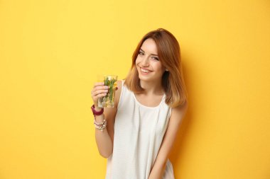 Limonata ile güzel genç kadın 